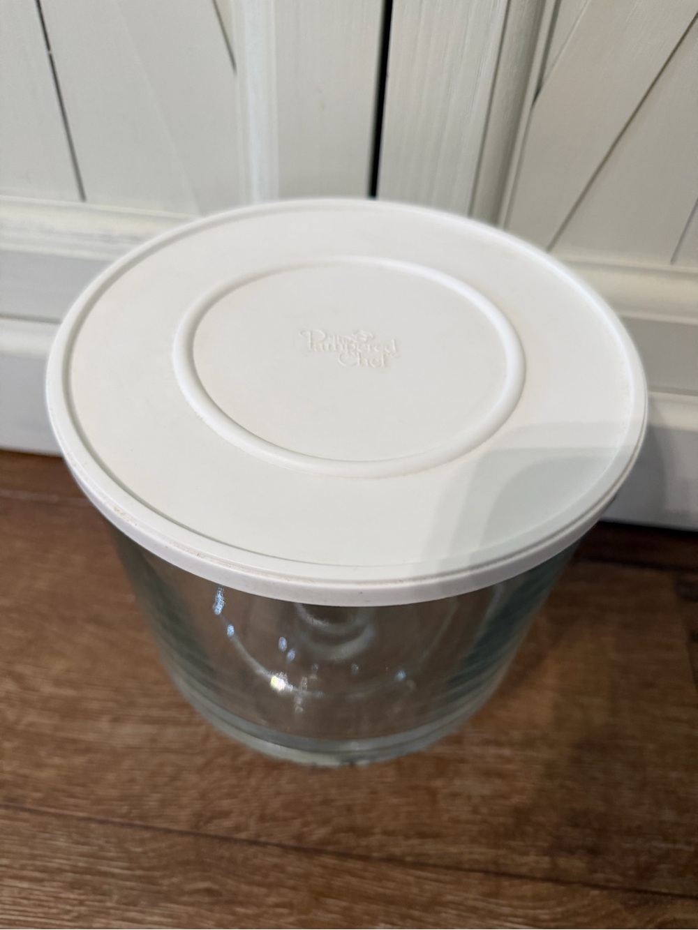 Excellent Pampered Chef Clear Glass Pedestal Trifle Bowl with White Lid - Picture 4 of 6